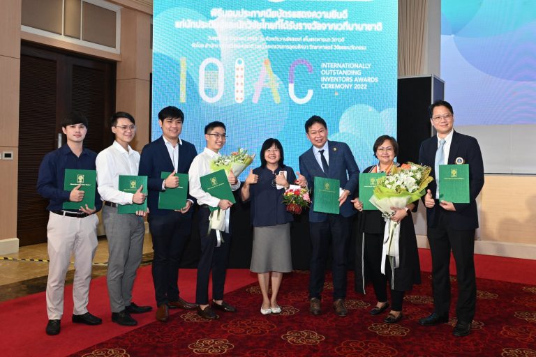 อาจารย์ นักวิจัย มจธ. ร่วมรับมอบประกาศนียบัตรแสดงความยินดีในฐานะนักประดิษฐ์และนักวิจัยไทยที่ได้รับรางวัลจากเวทีนานาชาติ (IOIAC’22)