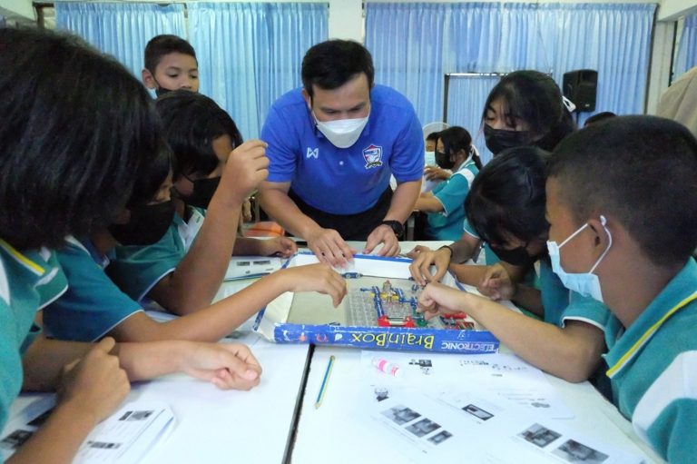 นศ.เก่า มดไฟฟ้า มจธ. อบรมความรู้ไฟฟ้าเบื้องต้น ครั้งที่ 2 ให้นักเรียนชั้นมัธยมศึกษาตอนต้น โรงเรียนบ้านโป่งกระทิงบน อ.บ้านคา จ.ราชบุรี