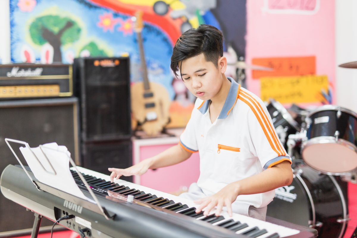 ทำความรู้จักกับ “เจ้าน้อนตฤณ” มือคีย์บอร์ด น้องเล็กของ Yes Indeed Band