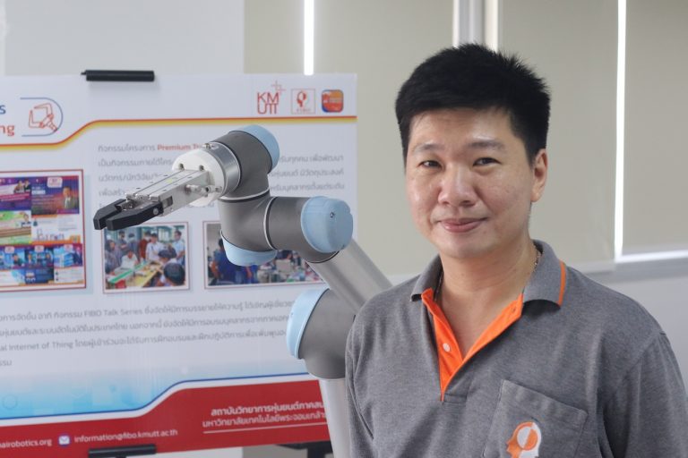 “Chess Robot” หุ่นยนต์เล่นหมากรุกสากล ผลงานการผนวกศาสตร์ความรู้จากห้องเรียนของนศ.ชั้นปี 3 ฟีโบ้ สู่ งานบางกอกวิทยา และ AI/ROBOTICS FOR ALL EXPO 2022