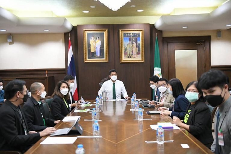 คณะครุศาสตร์อุตสาหกรรมและเทคโนโลยี มจธ. นำทีมเข้าพบผู้ว่าราชการกรุงเทพฯ และขยายผลหลักสูตร “อุ่นใจไซเบอร์” ในโรงเรียน กทม.