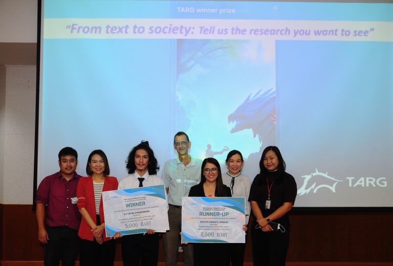 กลุ่มงานวิจัยการวิเคราะห์สาร (The Text Analysis Research Group: TARG) คณะศิลปศาสตร์ มจธ. มอบรางวัลให้แก่ผู้ชนะการส่งหัวข้อวิจัยเพื่อเข้าประกวดในโครงการ จากข้อความสู่สังคม: บอกเรา “งานวิจัยที่คุณอยากเห็น”