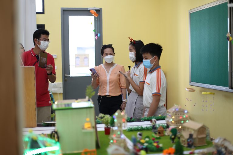 Darunsikkhalai School for Innovative Learning, KMUTT, welcomed delegates from MIT Media Lab led by Mitchel Resnick, Professor of Learning Research, who visited the school and exchanged experiences in learning and teaching under the principle of Constructionism with students.