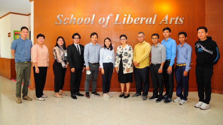 โครงการพัฒนาผู้เอื้ออำนวยการเรียนรู้ด้านการออกแบบหลักสูตรตามแนวทางการจัดการศึกษาแบบมุ่งผลลัพธ์ให้กับอาจารย์จากมหาวิทยาลัย Svay Reing ราชอาณาจักรกัมพูชา