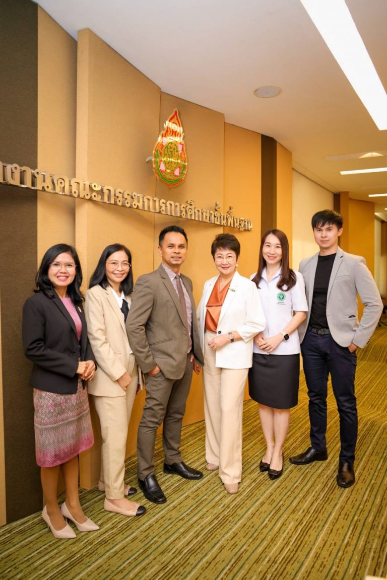 ศธ. ผนึกกำลัง มท. สธ. มจธ. และ AIS เดินหน้าขับเคลื่อน “หลักสูตรอุ่นใจไซเบอร์” สู่สถานศึกษา นำร่องกว่า 29,000 โรง ในเครือ สพฐ. ยกระดับทักษะพลเมืองดิจิทัล