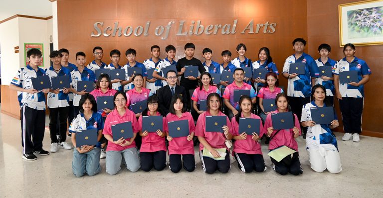 คณะศิลปศาสตร์ มจธ. จัดค่ายบูรณาการทักษะภาษาและอาชีพนักเรียนชั้น ม.4-ม.5 เรื่องภาษาอังกฤษกับอาชีพในฝัน ให้กับนักเรียนและครูโรงเรียนสอาดเผดิมวิทยา จ.ชุมพร