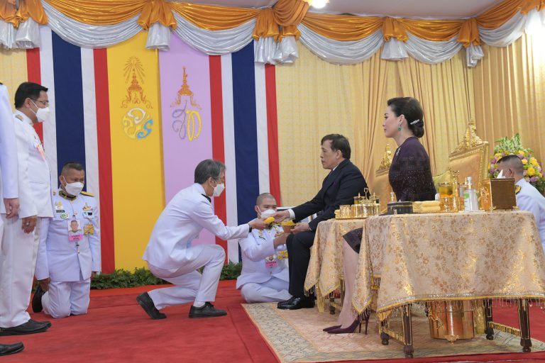 พระบาทสมเด็จพระเจ้าอยู่หัวฯ และสมเด็จพระนางเจ้าฯ พระบรมราชินี เสด็จพระราชดำเนินไปทรงเปิดศูนย์วิจัยและพัฒนาการเกษตรโครงการหลวง  “ชนกาธิเบศรดำริ” จังหวัดเชียงใหม่ และทอดพระเนตรผลการดำเนินงานของมูลนิธิโครงการหลวง