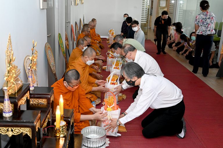 สำนักงานอำนวยการ มจธ. ทำบุญเนื่องในเทศกาลสงกรานต์