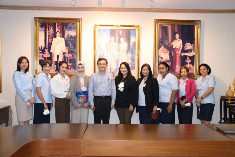 มจธ. ไม่ตกเทรนด์ จัดอบรม “การผลิตสื่อสมัยใหม่เพื่อเสริมสร้างความรู้ความเข้าใจเกี่ยวกับการประชาสัมพันธ์ให้เท่าทันการเปลี่ยนแปลงของยุคสมัย” ให้มูลนิธิโครงการ              สารานุกรมไทยสําหรับเยาวชน