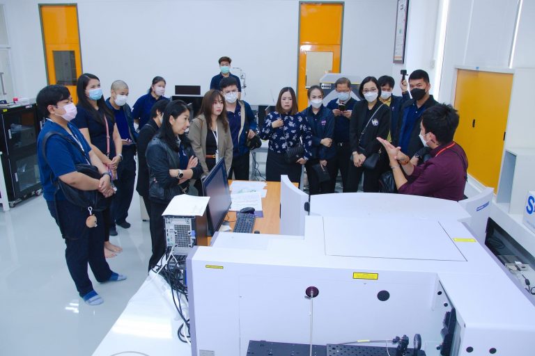 ฝ่ายวิจัยฯ คณะวิทยาศาสตร์ มจธ. ต้อนรับคณะผู้เข้าร่วมโครงการฝึกอบรมหลักสูตรการบูรณาการงานนิติวิทยาศาสตร์ และการสืบสวนสอบสวนคดีพิเศษ ที่มาเยี่ยมชมและศึกษาดูงานเกี่ยวกับผลงานวิจัยและนวัตกรรมของศูนย์วิจัย ASESS