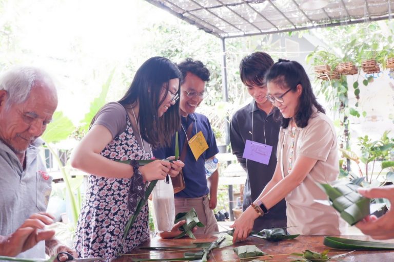 คณะศิลปศาสตร์ มจธ. จัดกิจกรรมโครงการศึกษาวิถีชีวิตไทยพี่น้องสัมพันธ์ (Thai Life Trip) ณ แหล่งเรียนรู้จังหวัดสมุทรสงคราม