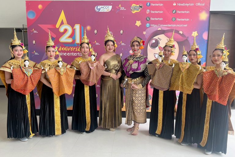 ตัวแทนนักศึกษาทีมศิลปวัฒนธรรม จากสาขาวิชาเทคโนโลยีและสื่อสารการศึกษา คณะครุศาสตร์อุตสาหกรรมและเทคโนโลยี มจธ. ร่วมกับชมรมนาฏยโขนละคร ให้สัมภาษณ์ออกรายการ 360 องศานิวโชว์ ณ สถานีโทรทัศน์ช่อง 9 MCOT HD