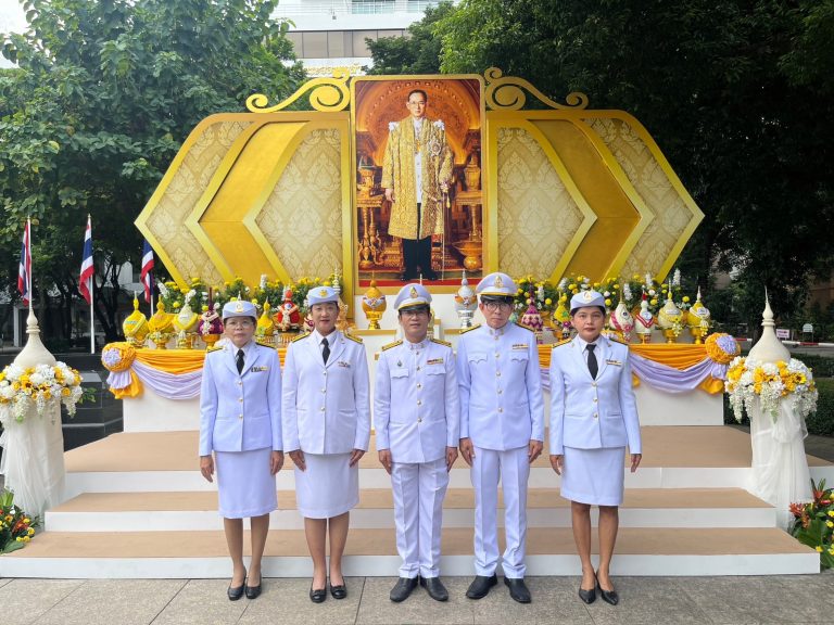 มหาวิทยาลัยเทคโนโลยีพระจอมเกล้าธนบุรี ร่วมวางพุ่มดอกไม้ถวายราชสักการะพระบาทสมเด็จพระบรมชนกาธิเบศร มหาภูมิพลอดุลยเดชมหาราช บรมนาถบพิตร ในฐานะทรงเป็น “พระบิดาแห่งเทคโนโลยีของไทย” ประจำปี พ.ศ.2566