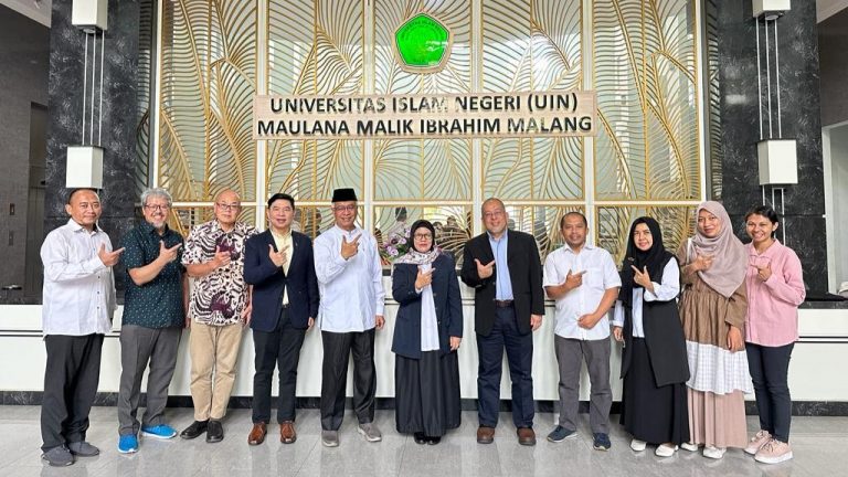 KMUTT visited and engaged in cooperative discussions with two UIN universities in Indonesia.