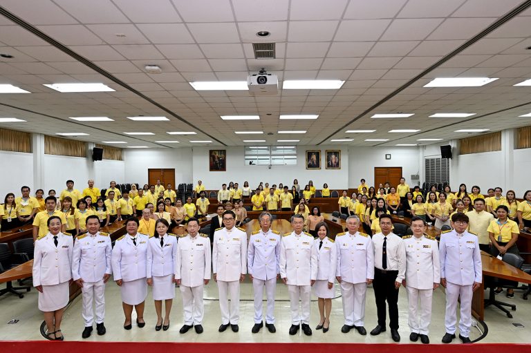 พิธีวางพานพุ่มเพื่อน้อมรำลึกในพระมหากรุณาธิคุณ เนื่องในวันคล้ายวันพระบรมราชสมภพ พระบาทสมเด็จพระบรมชนกาธิเบศร มหาภูมิพลอดุลยเดชมหาราช บรมนาถบพิตร วันชาติ และวันพ่อแห่งชาติ