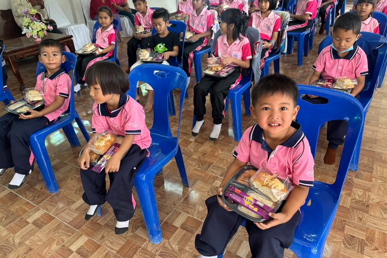 The Department of Electrical Education, KMUTT, organized the project “Teacher Technician Develops Schools for the Impoverished in the Community (ETE Volunteer No. 8)”