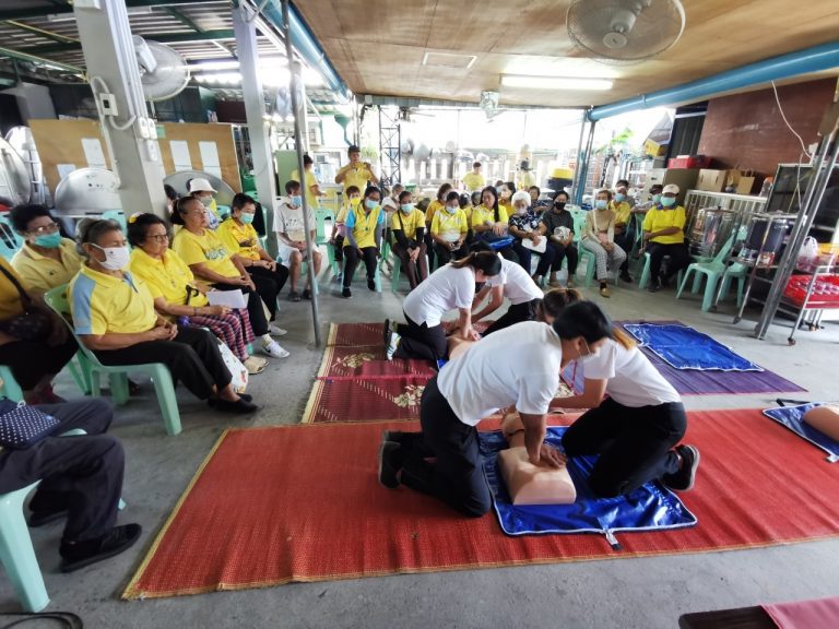 ศูนย์การเรียนรู้ด้านการปฐมพยาบาลฉุกเฉินและการกู้ชีพขั้นพื้นฐาน มจธ. ให้ความรู้เรื่อง “การอบรมเชิงปฏิบัติการการปฐมพยาบาลเบื้องต้นและการช่วยฟื้นคืนชีพ (CPR) ให้กับคนในชุมชนร่วมรัฐสามัคคี (ดอนกระต่าย)