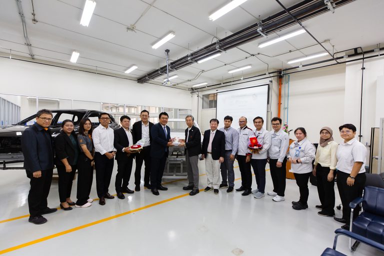 ภาควิชาวิศวกรรมเครื่องมือและวัสดุ รับมอบโครงรถยนต์ TOYOTA Hilux Revo Double Cab จากบริษัท โตโยต้า มอเตอร์ (ประเทศไทย) จำกัด