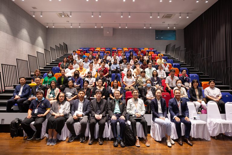Discussion by university administrators on the topic “KMUTT Educational Reform” and the topic “Creating a curriculum according to the OBE guidelines that emphasize student learning outcomes. and preparation for developing competencies in teaching and learning.”