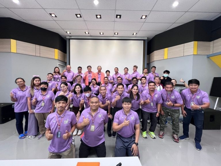 อธิการบดี มจธ. และผู้บริหาร ให้โอวาทแก่นักกีฬาที่เข้าร่วมการแข่งขันกีฬาบุคลากรมหาวิทยาลัยแห่งประเทศไทย ครั้งที่ 40 “อ่างแก้วเกมส์”