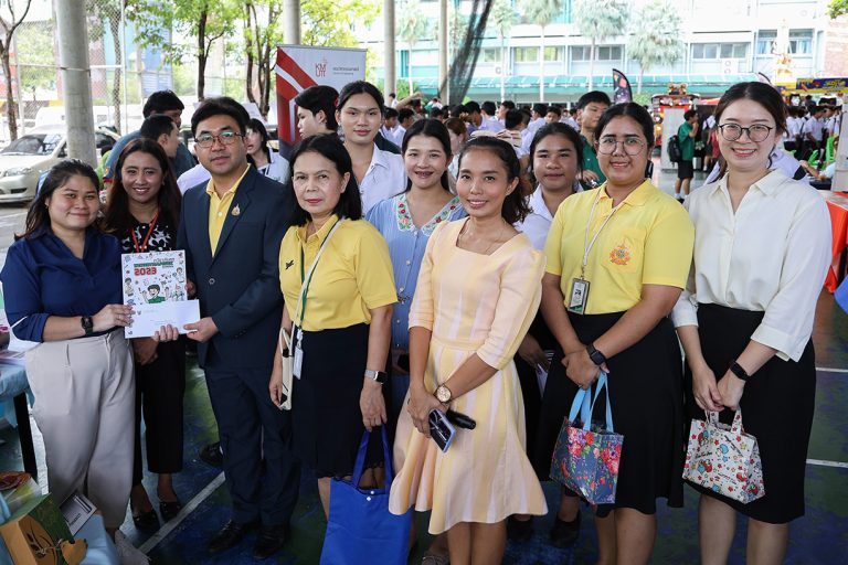 คณะครุศาสตร์อุตสาหกรรมฯ มจธ.ออกแนะแนวการศึกษาต่อระดับปริญญาตรี (ROAD SHOW) ในกิจกรรมนิทรรศการเลือกแนวทาง วางอนาคต สู่โลกการศึกษาต่อและอาชีพ (The World of Education and Vocational) ณ โรงเรียนทวีธาภิเศก