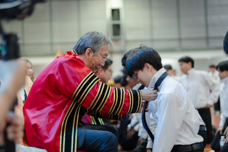มจธ. จัดพิธีประดับเนกไทและตุ้งติ้งประดับเข็มพระมหามงกุฏ และพิธีกล่าวคำสัตย์ปฏิญาณ ประจำปีการศึกษา 2567