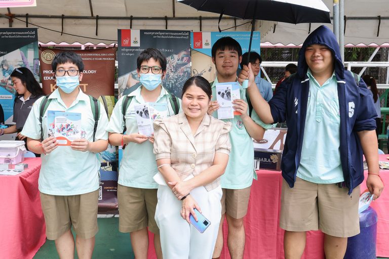 คณะครุศาสตร์อุตสาหกรรมฯ มจธ.ออกแนะแนวการศึกษาต่อและอาชีพระดับปริญญาตรี (ROAD SHOW) ในกิจกรรม “บุกงานวัดสุดชิค พิชิตอนาคต” ณ โรงเรียนวัดสุทธิวราราม