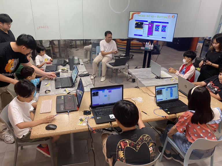 สถาบันวิทยาการหุ่นยนต์ภาคสนาม (FIBO) มจธ. ร่วมกับ KMUTTWORKS จัดกิจกรรม ROBOT DIY CLASS ณ KX Smart Play ศูนย์การค้า Emquartier ภายในกิจกรรม อาจารย์และนักศึกษา FIBO ได้แบ่งปันความรู้ผ่านการทำ Workshop ที่เน้นการปฏิบัติจริงอย่างง่าย
