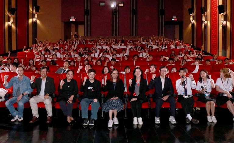 นักศึกษาชั้นปีที่ 4 สาขาวิชาเทคโนโลยีและสื่อสารการศึกษา คณะครุศาสตร์อุตสาหกรรมและเทคโนโลยี มจธ. ได้จัดโครงการผลิตภาพยนต์สั้น ประจำปี 2567 ภายใต้หัวข้อ “ซอฟต์พาวเวอร์กับการเรียนรู้ตลอดชีวิต”
