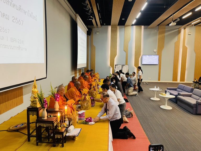 มจธ. บางขุนเทียน จัดพิธีทำบุญอุทิศส่วนกุศลให้ผู้เสียชีวิตจากเหตุไฟไหม้รถบัสนักเรียน