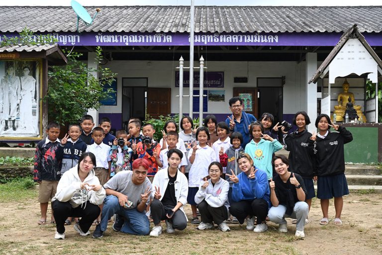 สาขาวิชาเทคโนโลยีและสื่อสารการศึกษา คณะครุศาสตร์อุตสาหกรรมและเทคโนโลยี มจธ. ร่วมกับสำนักงานพัฒนาวิทยาศาสตร์แห่งชาติ (สวทช.) ในโครงการจัดการอบรมเชิงปฏิบัติการ  เรื่อง การประยุกต์ใช้ไอซีทีเพื่อการจัดเก็บข้อมูลทางวัฒนธรรมและความหลากหลายทางชีวภาพ  ด้วยแพลตฟอร์มนวนุรักษ์ (NAVANURAK) สำหรับชุมชนชายขอบ