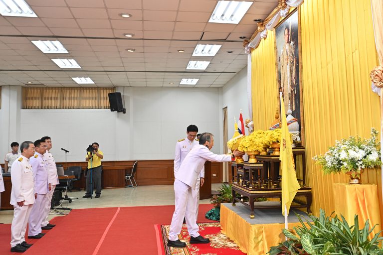 พิธีวางพานพุ่มเพื่อน้อมรำลึกในพระมหากรุณาธิคุณ เนื่องในวันคล้ายวันพระบรมราชสมภพ พระบาทสมเด็จพระบรมชนกาธิเบศร มหาภูมิพลอดุลยเดชมหาราช บรมนาถบพิตร วันชาติ และวันพ่อแห่งชาติ