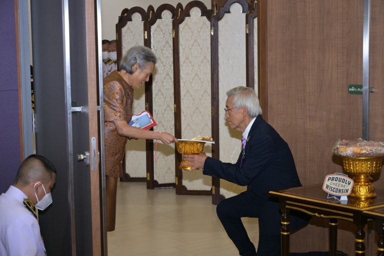 สมเด็จพระกนิษฐาธิราชเจ้า กรมสมเด็จพระเทพรัตนราชสุดาฯ สยามบรมราชกุมารี พระราชทาน พระราชวโรกาสให้ คณะผู้เชี่ยวชาญด้านโคนมจากมหาวิทยาลัยวิสคอนซิน แมดิสัน เข้าเฝ้าฯ