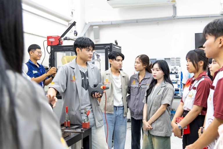 คณะครุศาสตร์อุตสาหกรรมฯ มจธ. ต้อนรับคณะศึกษาดูงานจากวิทยาลัยเทคนิคแม่สอด จังหวัดตาก