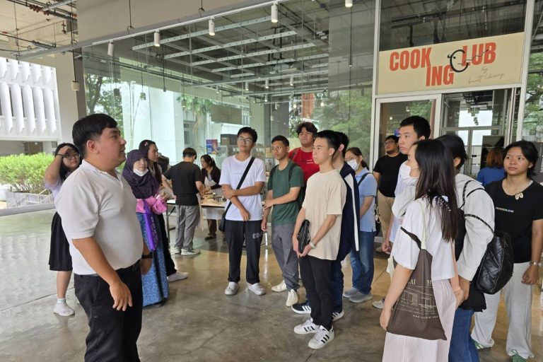 เมื่อวันที่ 14 มีนาคม 2568 คณะวิทยาศาสตร์ มจธ. ได้จัดกิจกรรม Tour KMUTT “ถ้ารู้จักจะรักเลย” ให้แก่นักเรียนมัธยมปลายที่เข้าร่วมโครงการ Pre-degree ภายใต้โครงการพัฒนาการเรียนรู้วิทยาศาสตร์และคณิตศาสตร์พื้นฐานสำหรับผู้เรียนภายนอกในทุกช่วงวัย ปีการศึกษา 2/2567