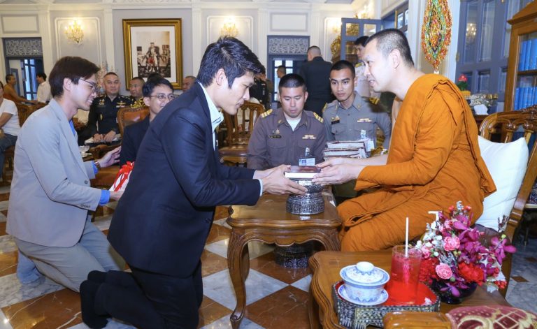 มจธ. ถวายหนังสือที่รวบรวมโครงการความร่วมมือของ มจธ. และวัดราชประดิษฐสถิตมหาสีมาราม