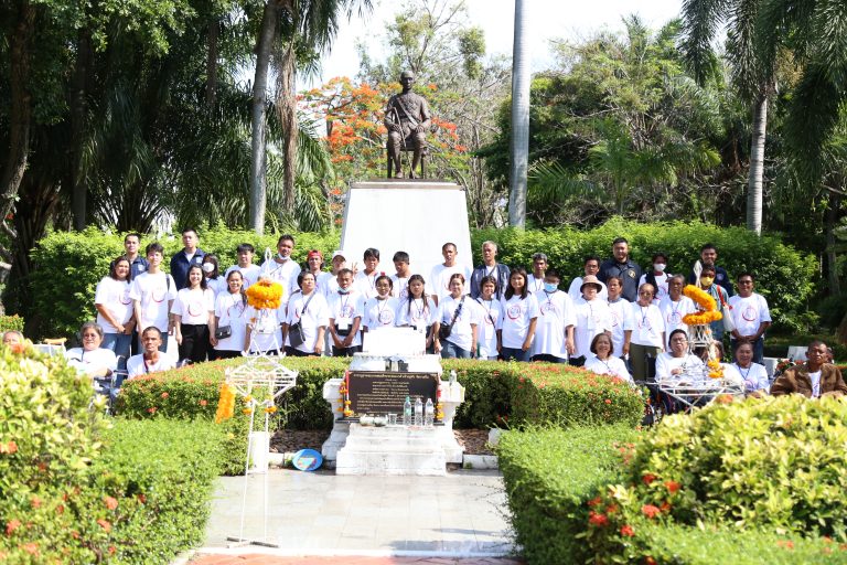 ศูนย์การศึกษาต่อเนื่อง มหาวิทยาลัยเทคโนโลยีพระจอมเกล้าธนบุรี ได้ให้การต้อนรับพี่น้องคนพิการจากจังหวัดสระแก้ว และร่วมกันสักการะพระบรมราชานุเสาวรีย์พระบาทสมเด็จพระจอมเกล้าเจ้าอยู่หัว ในกิจกรรมปฐมนิเทศ ณ อาคารสัมมนา