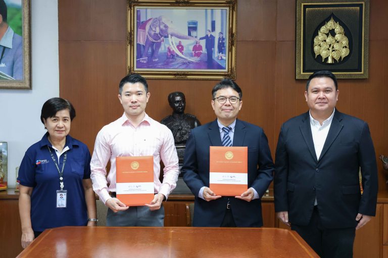 พิธีลงนามบันทึกข้อตกลงความร่วมมือทางวิชาการ ระหว่าง คณะครุศาสตร์อุตสาหกรรมและเทคโนโลยี มหาวิทยาลัยเทคโนโลยีพระจอมเกล้าธนบุรี และบริษัท เอเพล็กซ์ พลาสเทค จำกัด