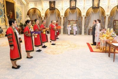 พระบาทสมเด็จพระเจ้าอยู่หัว และสมเด็จพระนางเจ้าฯ พระบรมราชินี ทรงรับทูลเกล้าฯ ถวายปริญญาปรัชญาดุษฎีบัณฑิตกิตติมศักดิ์ จากมหาวิทยาลัยเทคโนโลยีพระจอมเกล้าธนบุรี