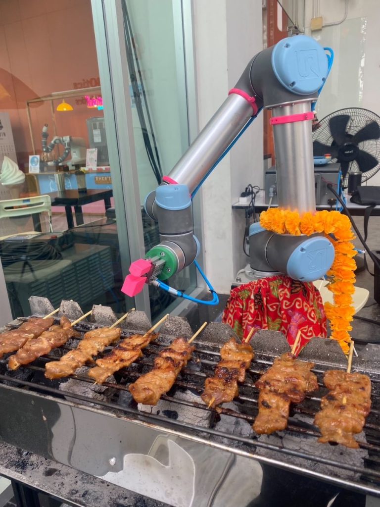 “ปิ้ง ปิ้ง” หุ่นยนต์ปิ้งหมู นวัตกรรมไอเดียสุดสร้างสรรค์ ผลงาน นศ.ฟีโบ้