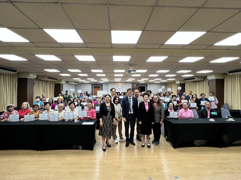 โครงการส่งเสริมสุขภาพและการเรียนรู้เพื่อการดูแลตนเองของผู้สูงอายุ ศูนย์การศึกษาต่อเนื่อง สำนักวิจัยและบริการวิทยาศาสตร์และเทคโนโลยี มหาวิทยาลัยเทคโนโลยีพระจอมเกล้าธนบุรี (มจธ.) จัดพิธีปิดโครงการ “ส่งเสริมสุขภาพและการเรียนรู้เพื่อการดูแลตนเองของผู้สูงอายุ” ภายใต้ โรงเรียนผู้สูงอายุ สำนักงานเขตทุ่งครุ และความร่วมมือทางวิชาการกับมหาวิทยาลัยเทคโนโลยีพระจอมเกล้าธนบุรี เมื่อวันพุธที่ 20 สิงหาคม 2568 ณ ห้องพุทธรักษา อาคารสัมมนา ชั้น 3 มจธ.