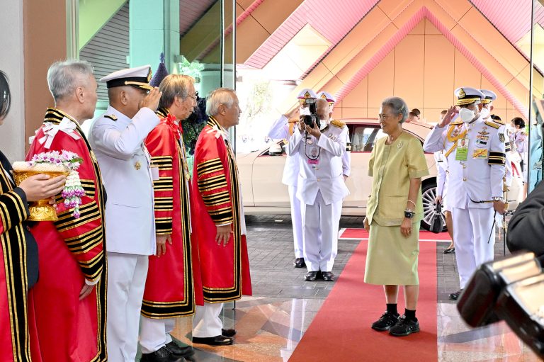 ผู้สำเร็จการศึกษาจากมหาวิทยาลัยเทคโนโลยีพระจอมเกล้าธนบุรีรับพระราชทานปริญญาบัตร ประจำปีการศึกษา 2566