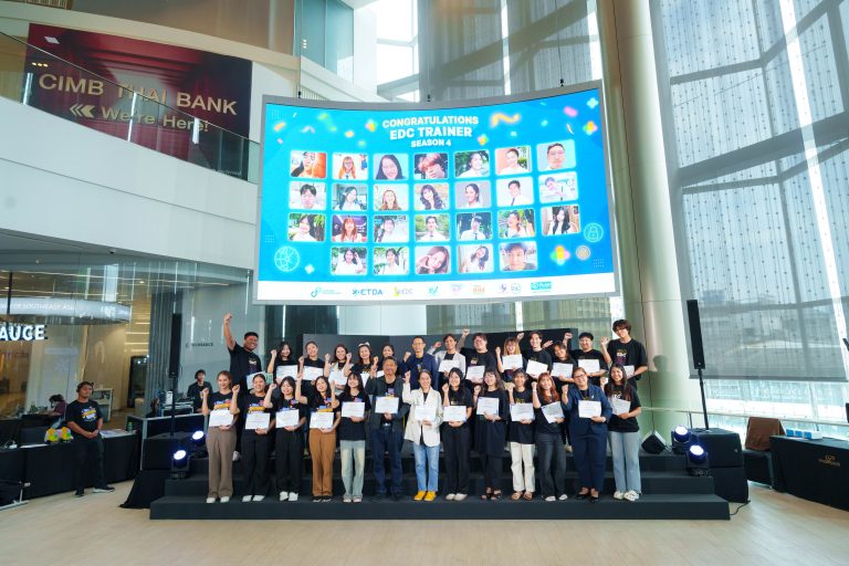 นักศึกษาสาขาวิชาเทคโนโลยีและสื่อสารการศึกษา (ECT) มจธ. เข้ารับประกาศนียบัตร EDC Trainer รุ่นที่ 4 ผู้ผ่านการอบรมในหลักสูตร “Digital Citizen Trainer” และผลิตคลิปส่งต่อความรู้ สู่พลเมืองดิจิทัล  