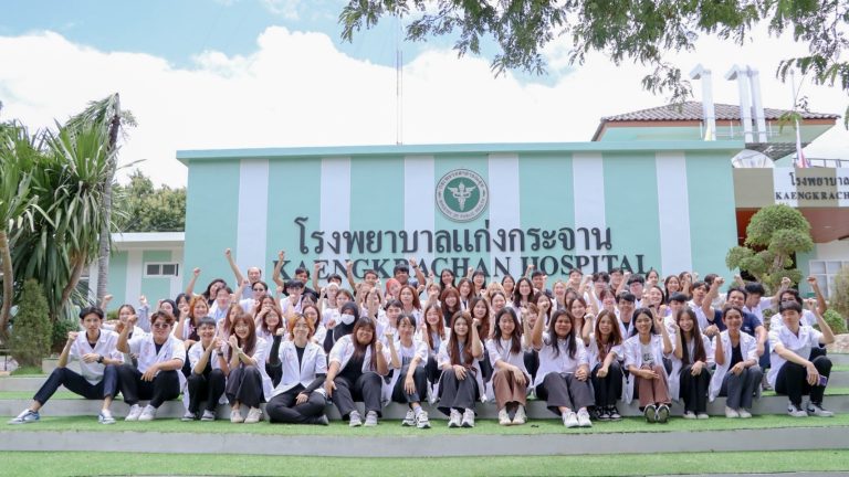 นักศึกษาสาขาฟิสิกส์วัสดุและเครื่องมือทางการแพทย์ มจธ. ลงพื้นที่ปฏิบัติงานบริการวิชาการ ณ โรงพยาบาลแก่งกระจาน พร้อมทั้งเสริมทักษะด้านการซ่อมบำรุงเครื่องมือแพทย์ เพื่อยกระดับคุณภาพการบริการแก่ชุมชน 
