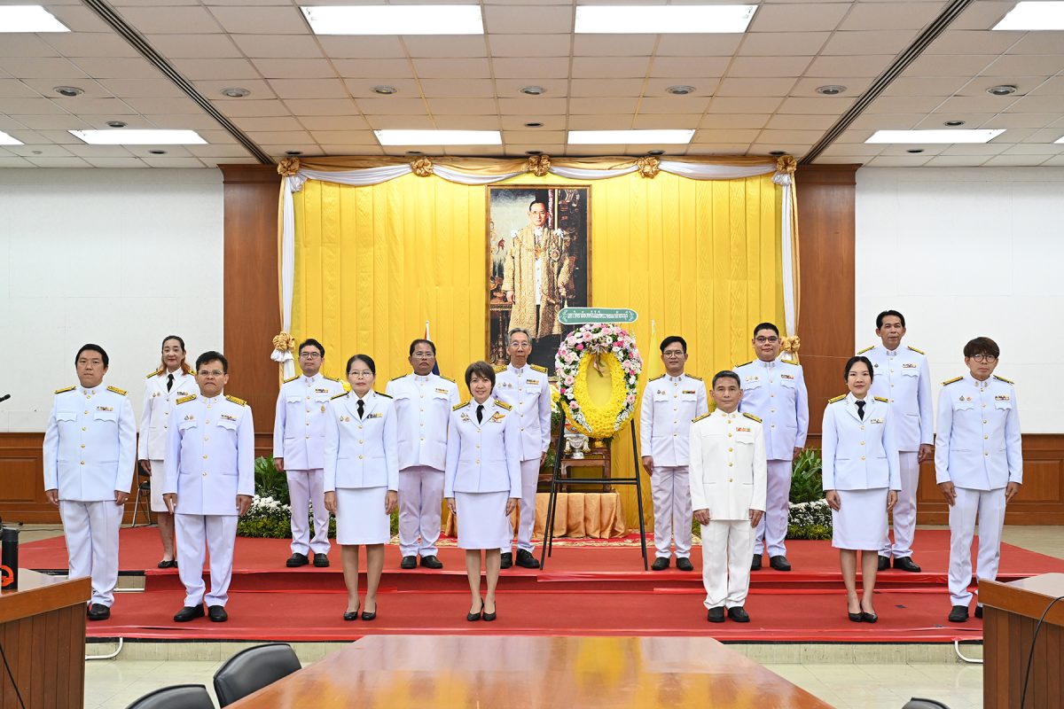 วันนวมินทรมหาราช มจธ.วางพวงมาลาเพื่อถวายราชสักการะ และบำเพ็ญกุศลอุทิศถวายแด่พระบาทสมเด็จพระบรมชนกาธิเบศร มหาภูมิพลอดุลยเดชมหาราช บรมนาถบพิตร