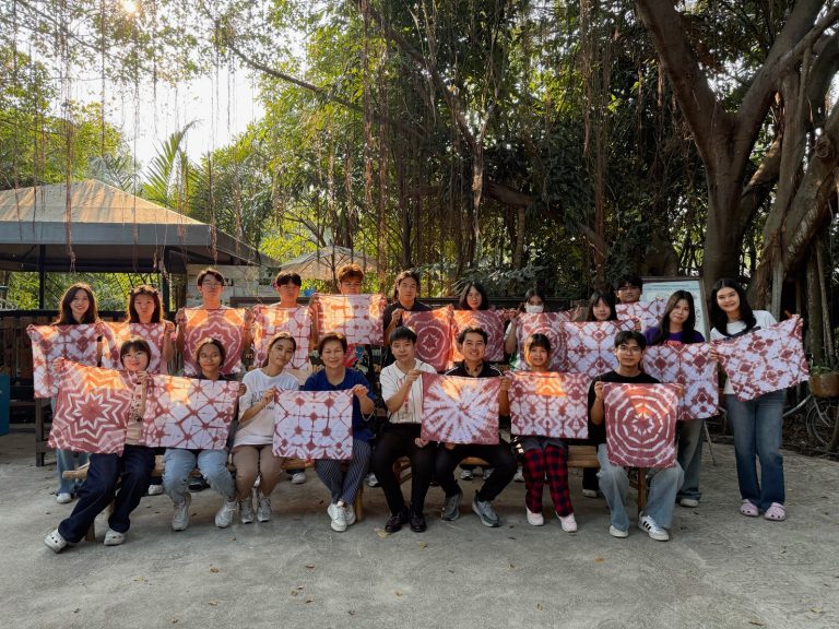 สำนักหอสมุด จัดกิจกรรมทำผ้ามัดย้อมจากสีธรรมชาติ