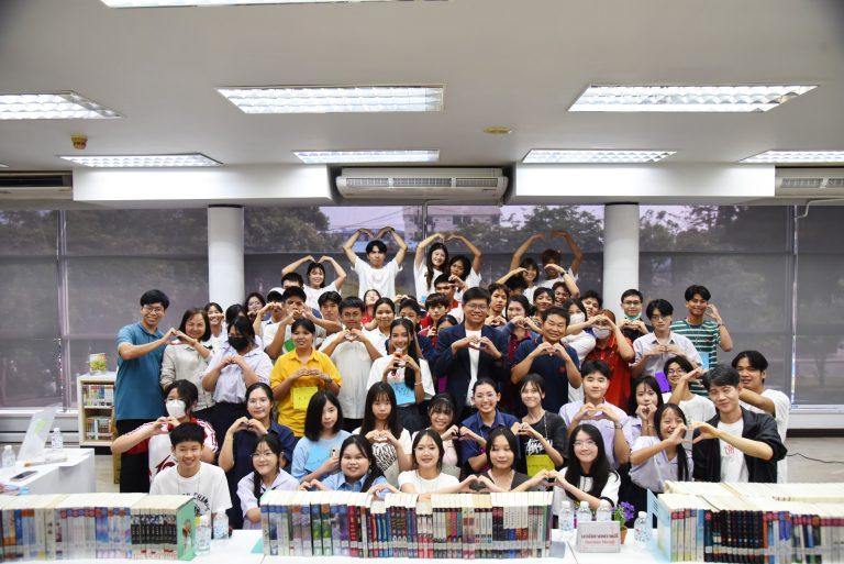 คณะวิทยาศาสตร์ มจธ. จับมือกับ ห้องสมุดเพื่อการเรียนรู้ทุ่งครุ จัดกิจกรรมเรียนวิทย์แบบใหม่ ไม่ใช่แค่ในตำรา! สัมผัส “มหัศจรรย์แสงล้านสี” สร้างแรงบันดาลใจเด็กไทยในยุคดิจิทัล” 