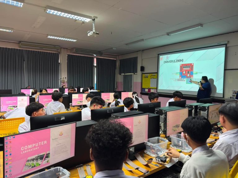 สาขาวิชาครุศาสตร์ไฟฟ้า (ETE) คณะครุศาสตร์อุตสาหกรรมและเทคโนโลยี มจธ. ร่วมกับแผนการเรียนคอมพิวเตอร์ธุรกิจ (กลุ่มงานคอมพิวเตอร์) โรงเรียนสมุทรสาครวุฒิชัย จัดการอบรมเชิงปฏิบัติการ “Future Skills: AI & Robotics สำหรับนักเรียนชั้นมัธยมศึกษาปีที่ 4-6 